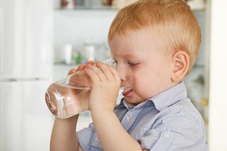 Nawadnianie dziecka: czy podawać niemowlakowi doustne płyny nawadniające?