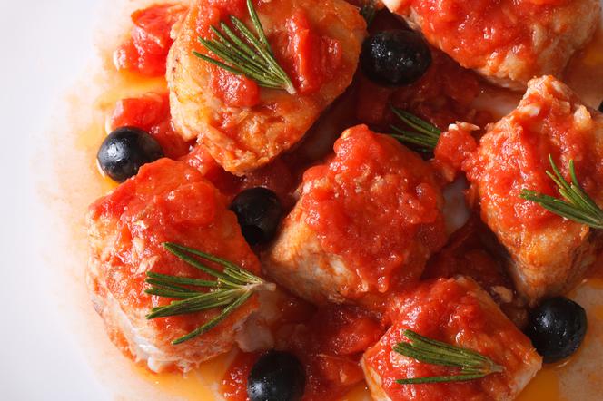 Ryba zapiekana we włoskim sosie: przepis na filety rybne
