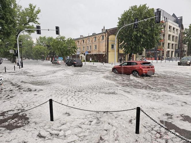 Nawałnica nad Gnieznem. Miasto zalały strumienie wody po ulewie i gradobiciu [ZDJĘCIA].