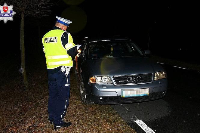 Kierowca osobówki potrącił pieszego. 60-latek zmarł na poboczu drogi