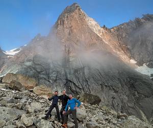 Andrzej Ficek, Roman Forysiak i Szymon Podosek z Klubu Wysokogórskiego w Bielsku-Białej, pokonali klasyczną drogę na szczyt Petit Dru w masywie Mont Blanc