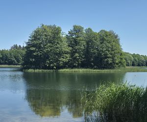 To jedno z największych jezior w Olsztynie. Kusi turystów piaszczystymi plażami