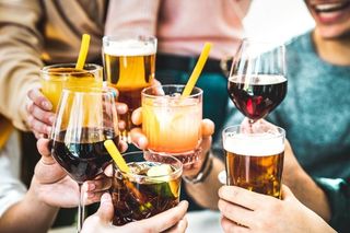 Czy Polacy naprawdę piją najwięcej w Europie? Fakty i mity o alkoholu 