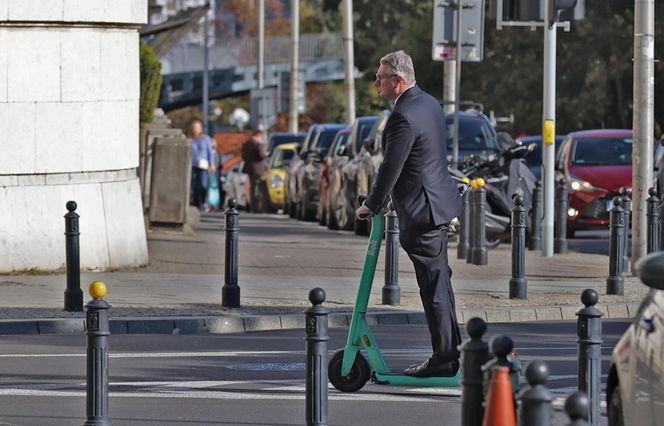 Poseł Wipler przejechał hulajnogą na czerwonym świetle