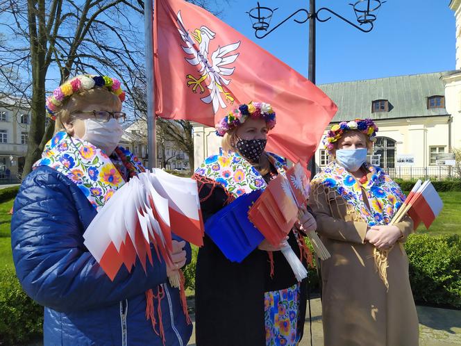 Zawieszenie flagi województwa mazowieckiego na Skwerze Kościuszki w Siedlcach - 28.04.2021