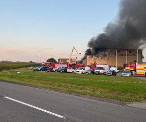 Pożar akumulatorowni na poddaszu zakładu przetwórstwa drobiu w Kawle