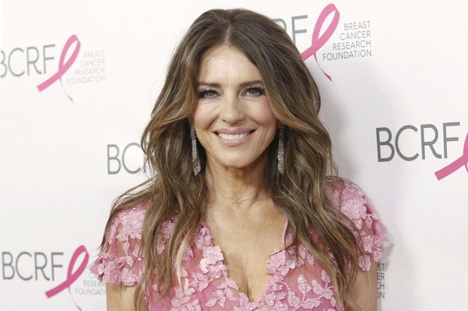 Ona ma 60 lat? Liz Hurley wygina się w kostiumie, obok nowy chłopak. To ojciec wielkiej gwiazdy!