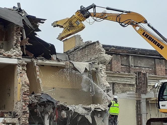 Front stoi, tyły znikają. Na teren Grunwaldu wjechał ciężki sprzęt [ZDJĘCIA]