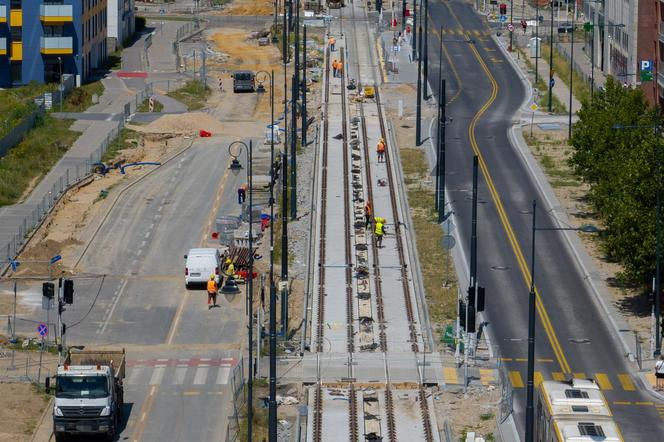 Niedziela i 30-stopniowy upał. Robotnicy w pocie czoła pracują na budowie tramwaju do Wilanowa 