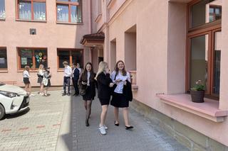 Ósmoklasiści z SP nr 2 w Nowym Sączu po egzaminie z języka polskiego