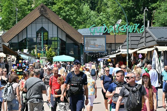 Armagedon w Tatrach! Na Morskie Oko tylko z rezerwacją. Wydano najwyższe ostrzeżenie