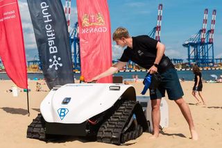 Turyści w szoku! Po gdańskich plażach jeździ robot. To pierwszy taki przypadek w Polsce