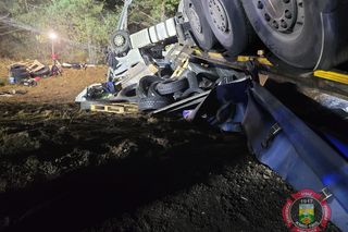 Groźny wypadek w powiecie zawierciańskim. Samochód ciężarowy dachował w rowie. Dwie osoby uwięzione