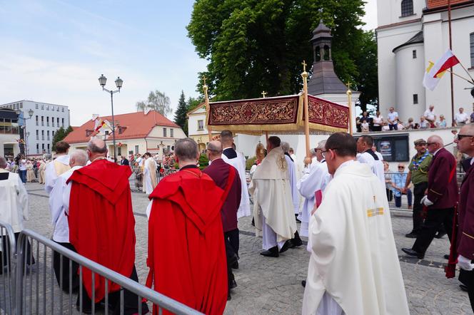 Boże Ciało 2024. Tłumy wiernych przeszły w procesji ulicami Białegostoku