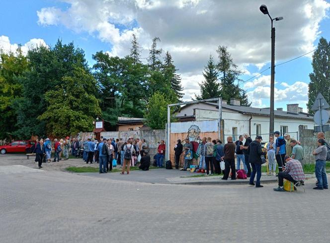 Niedaleko schroniska dla bezdomnych ustawia się kolejka głodnych. Karmi ich Fundacja Chlebek, twarożek i kiełbasa