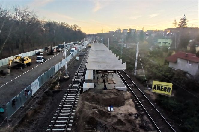 Odnowiony dach wiaty powrócił na peron