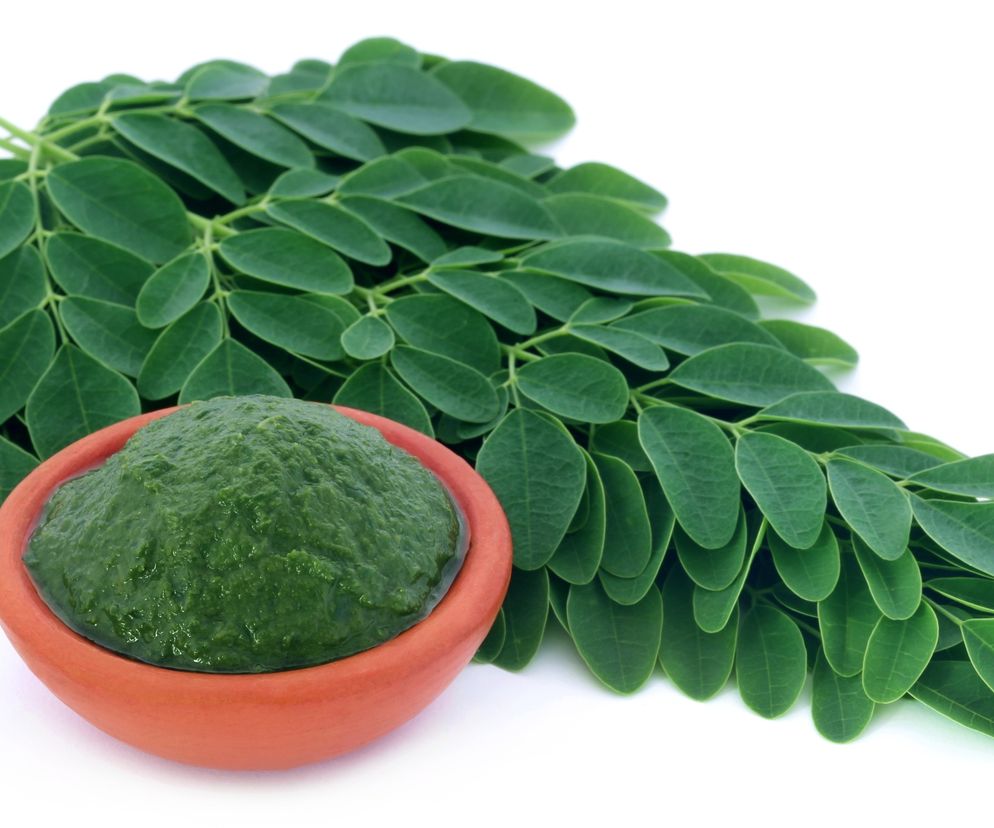 Moringa jest nazywana cudownym drzewem lub drzewem długiego życia i należy do grupy superżywności, czyli najzdrowszej żywności na świecie.