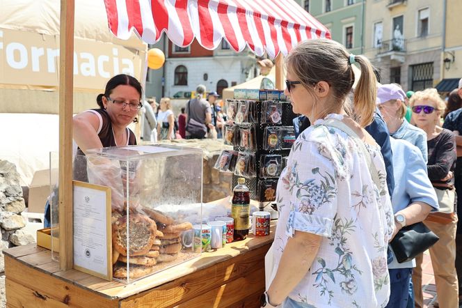 Dzień Cebularza 2025. Na pl. po Farze w Lublinie stanęło cebularzowe miasteczko