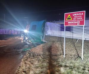 Łódź. Wypadek na przejeździe kolejowym. Tir zderzył się z pociągiem towarowym [ZDJĘCIA].