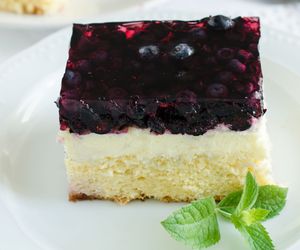 Borówkowy budyniowiec. Obłędny letni deser z owocami i galaretką