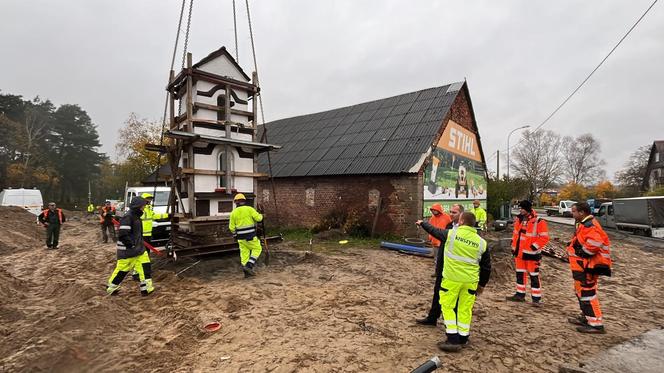 Przenieśli kapliczkę w Koleczkowie. Święta figura ważyła 17 ton!