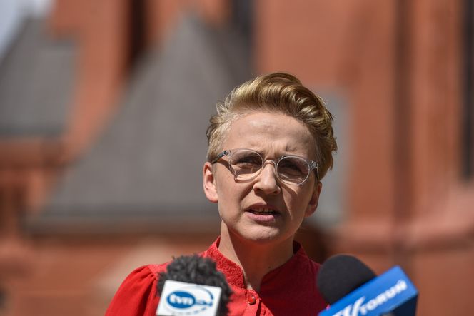 Joanna Scheuring-Wielgus pyta w Toruniu o dofinansowania dla księdza oskarżonego o pedofilię