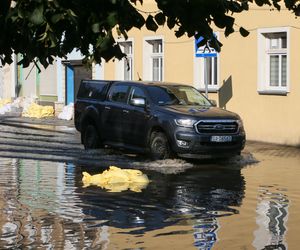 Rzeka Bóbr wdarła się na ulice Żagania