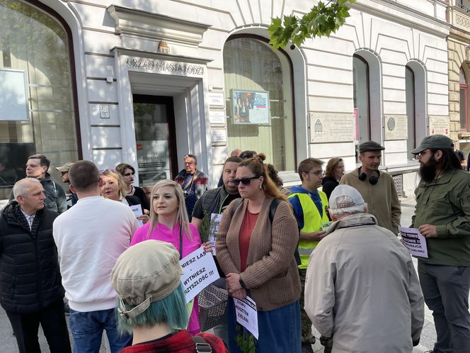 Wielki protest pod urzędem miasta w Łodzi. "Broń lasów Lublinka"