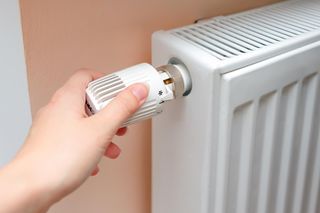 Włóż do za grzejnik i idź spać. Rano obudzisz się w innym mieszkaniu. Będzie przyjemnie ciepło, a ty będzie mógł zrezygnować ze skarpet 