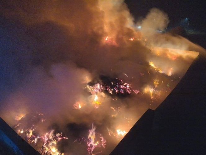Strażacy walczyli z ogniem na składowisku odpadów w Bełżycach