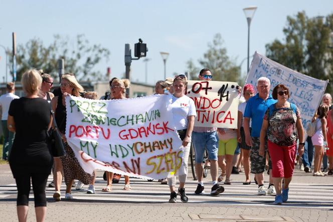 Protest mieszkańców w Letnicy. "Czarny pył do domu leci, tak się truje nasze dzieci" 