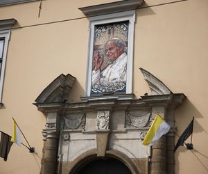 Czarne flagi przy Oknie Papieskim w Krakowie