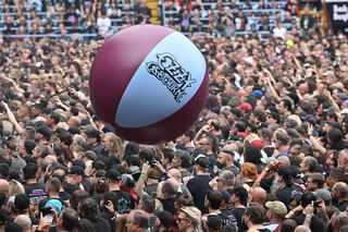 Muzycy Black Sabbath zostawili Ozzy'ego Osbourne'a samego na scenie?! Tak naprawdę wyglądała końcówka pożegnalnego koncertu