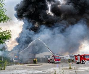 Pożar hali pod Zieloną Górą. Ewakuacja mieszkańców