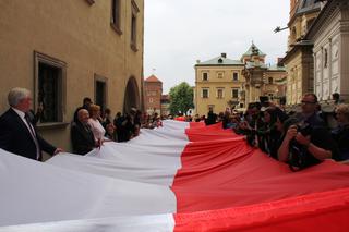 Od Bramy Floriańskiej do Wawelu: Kraków pobił rekord na najdłuższą flagę Polski! [ZDJĘCIA]