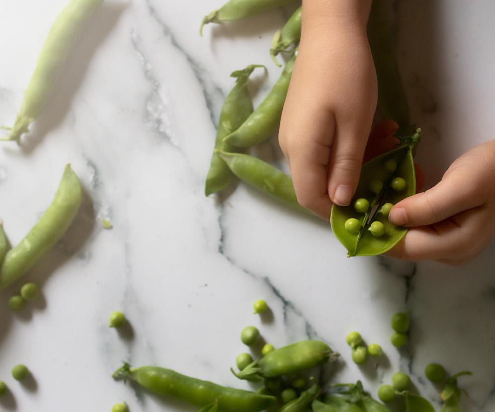 Mało kalorii, mnóstwo błonnika i witaminy młodości. Nadchodzi czas najsmaczniejszego strączka - groszka cukrowego