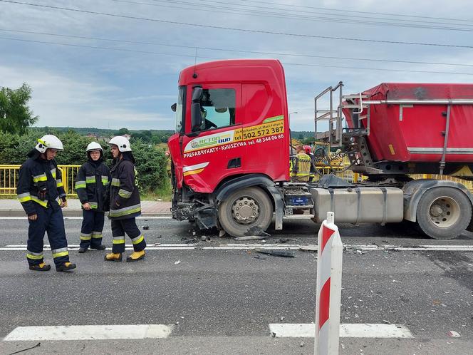 Wypadek W Lubieni. Ciężarówka zderzyła się z osobówką