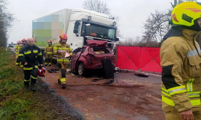 Drogowa masakra pod Siedlcami. Kierowca fiata zmiażdżony pod chłodnią 
