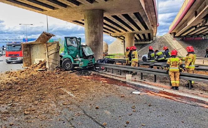 Śmiertelny wypadek na A4. Ciężarówka uderzyła w betonowy filar