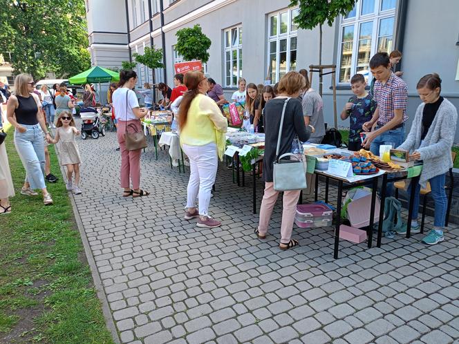 Nowa ławka Gaudiego została uroczyście odsłonięta podczas Pikniku Rodzinnego 2024 w siedleckiej "Jedynce"