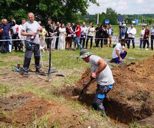 Mistrzostwa w kopaniu grobów na czas w Targach Kielce