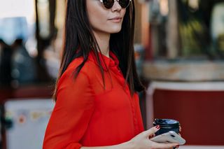 Czerwona koszula będzie hitem jesiennych stylizacji. Jak ją nosić w modny sposób?