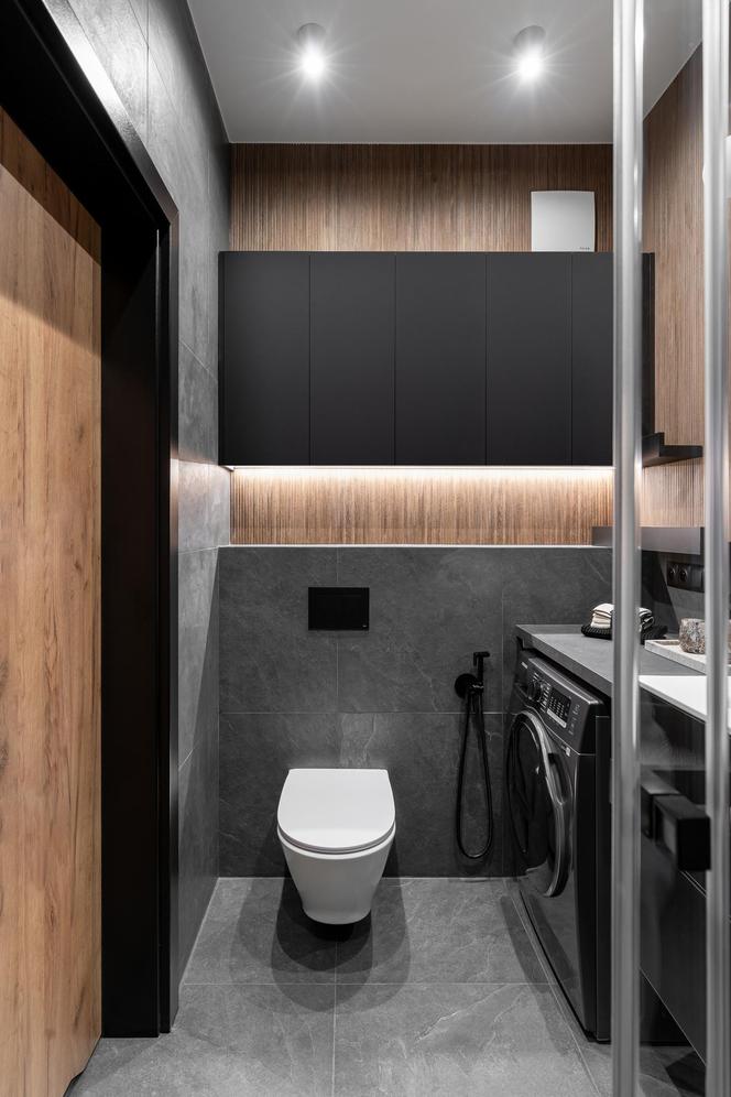 Czarno-drewniana łazienka