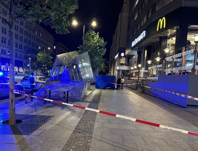 Koszmar w samym sercu stolicy. Młoda kobieta runęła z 7 piętra. Nie żyje