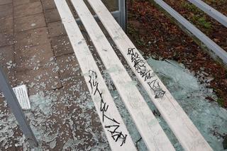 Zniszczona wiata na osiedlu Arkońskie-Niemierzyn w Szczecinie