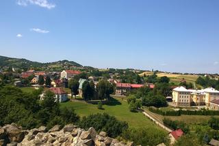 To jedno z najmniejszych miast na mapie Małopolski. Można w nim podziwiać sławny zamek