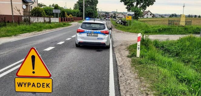 Wypadek w Szczuczynie. Pijany kierowca osobówki uderzył w ciągnik [ZDJĘCIA]