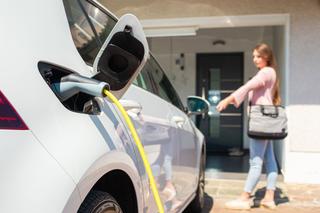 Jak ładować samochód elektryczny w domu? Ile to kosztuje?