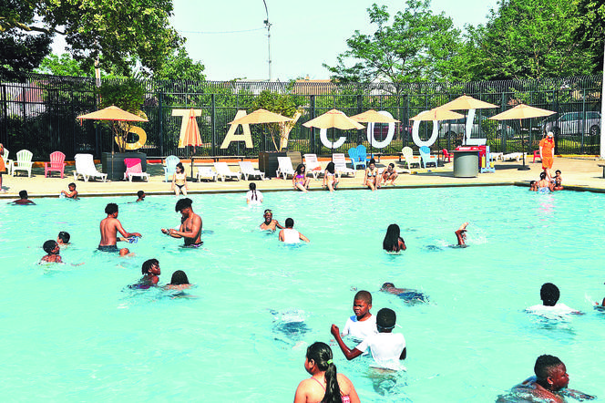 Władze Nowego Jorku otworzą część basenów na lato