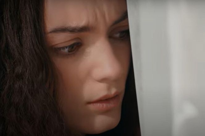 Nanie udaje się schować za zasłonką 